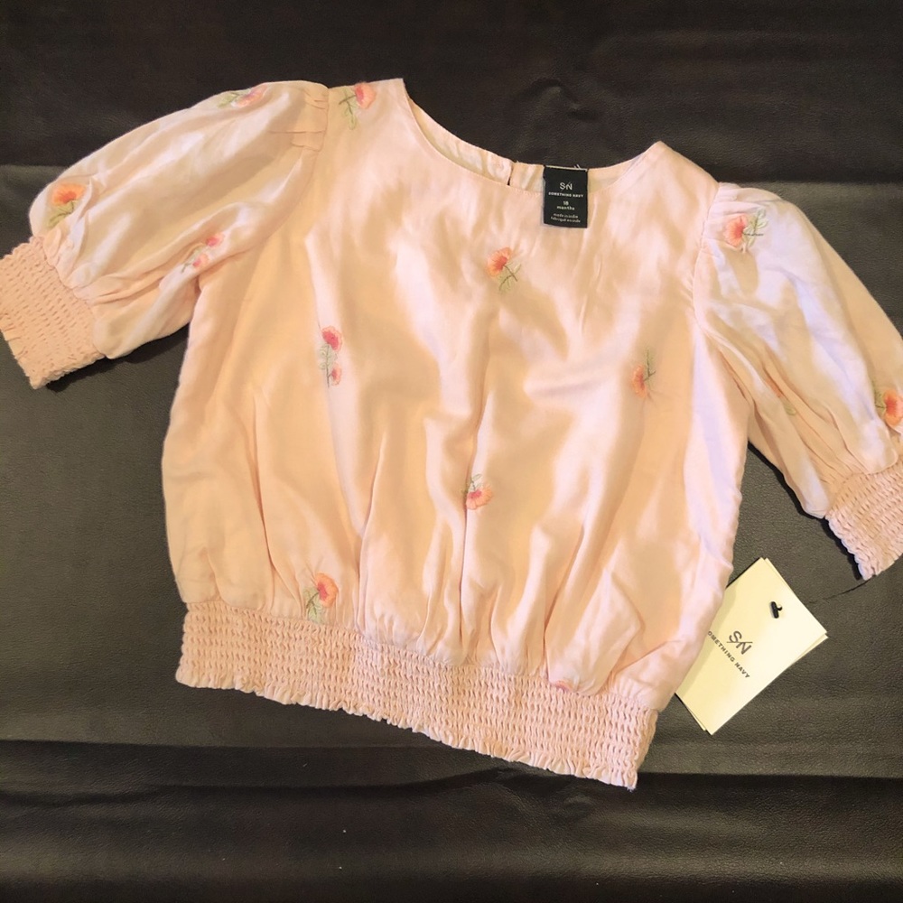 👛👛 Embroidered floral blouse